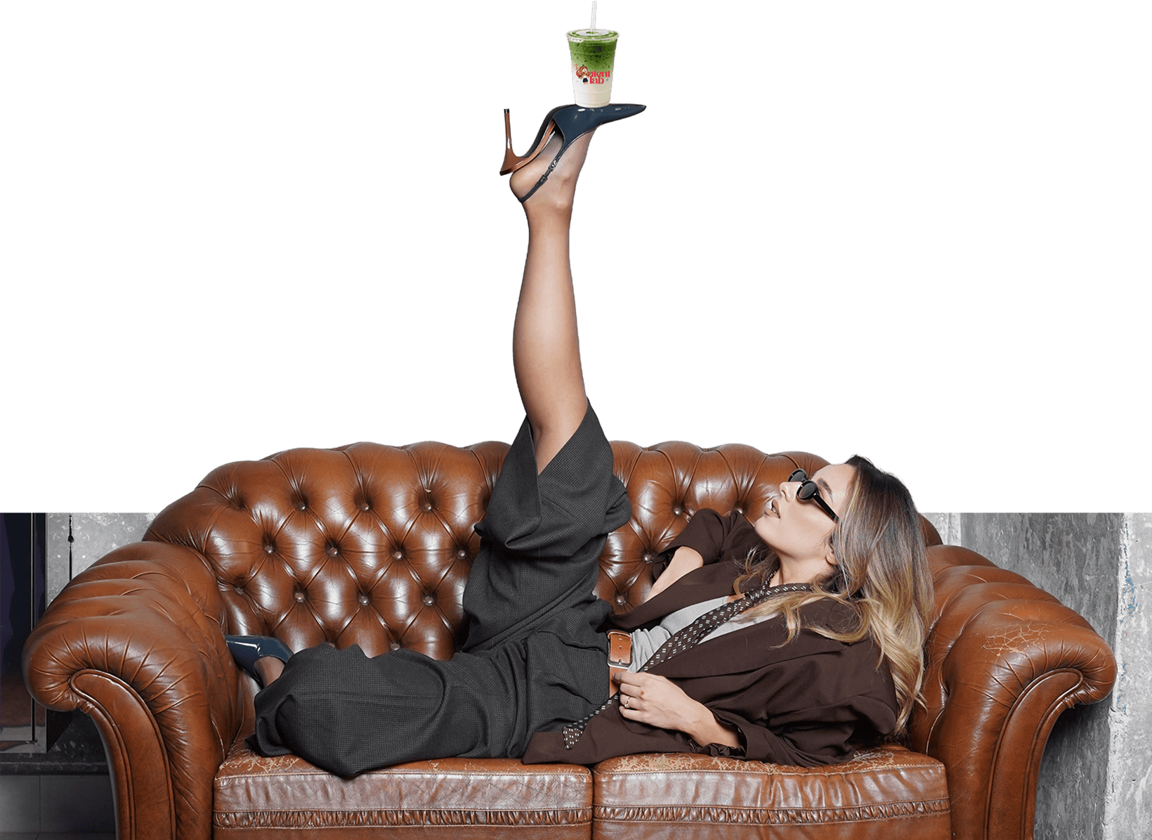 Moderna sadržaj kreator na kauču, kreira sadržaj, influenser, social media, Katarina Mitic.